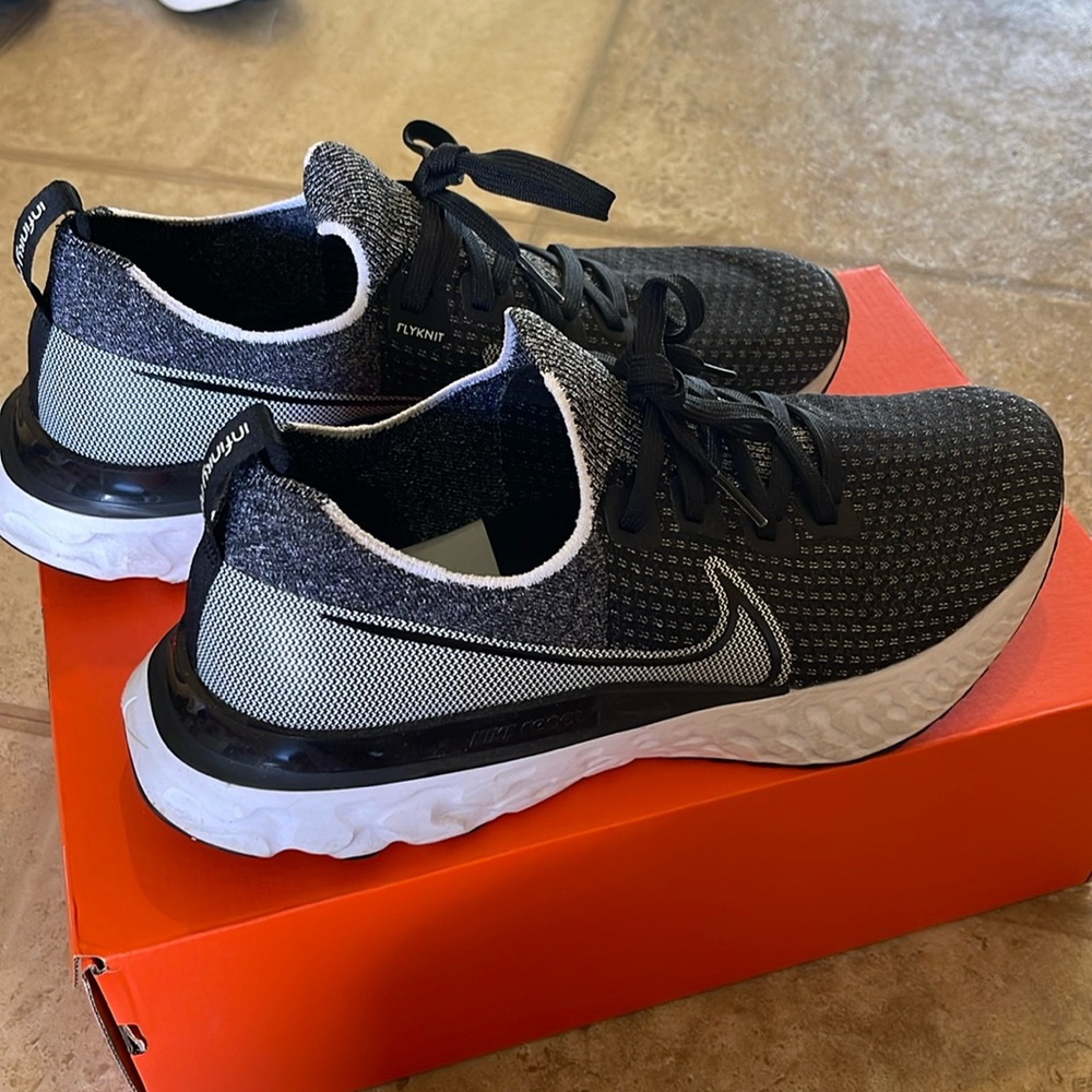 Men’s Nike React Infinity run flyknit, Size 10.5, black/ white, EUC, no box